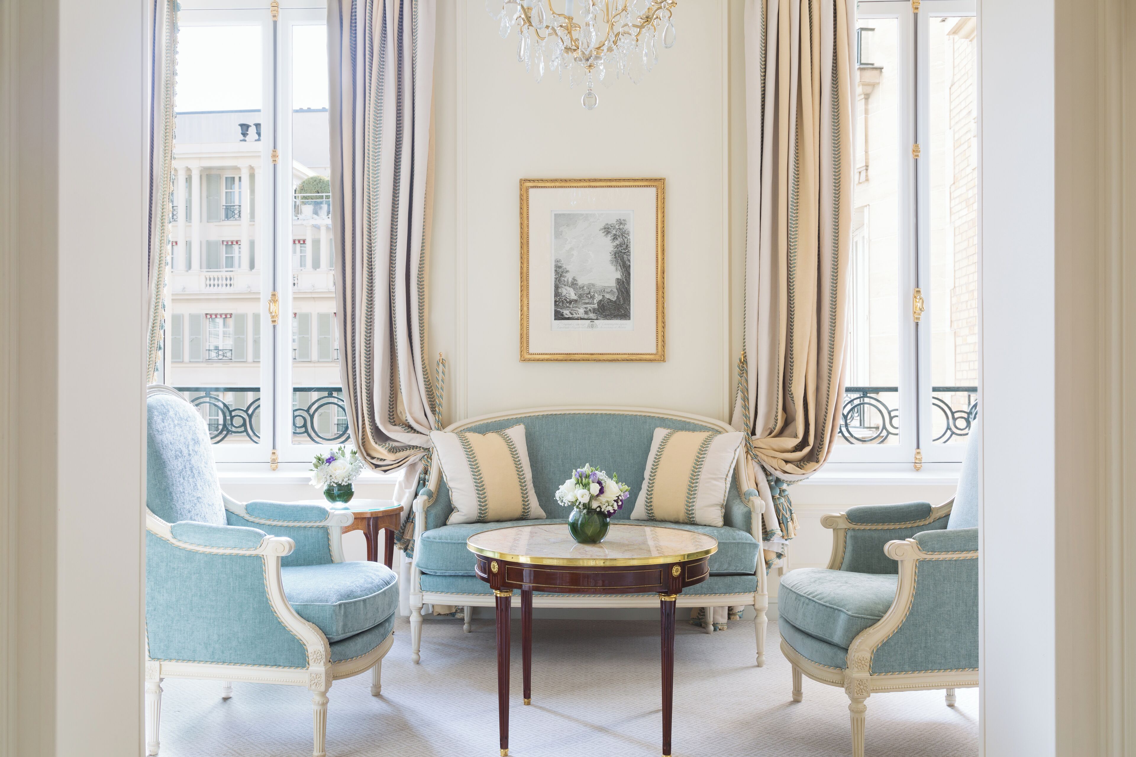 Junior Suite | Living area | Smart TV, pay movies, offices