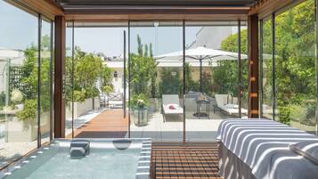 Private spa tub
