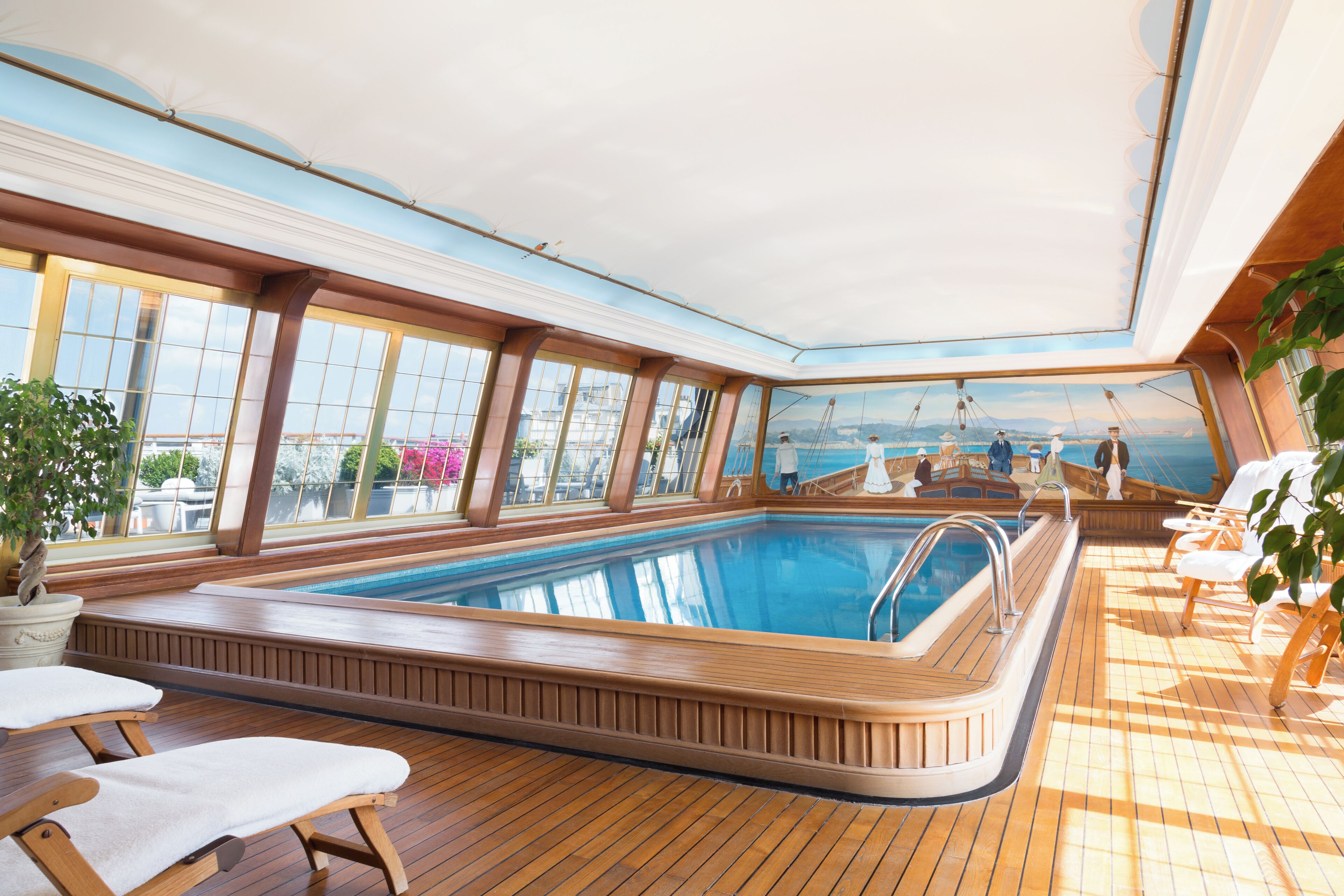 Een binnenzwembad, open van 06.00 uur tot 22.00 uur, en ligstoelen