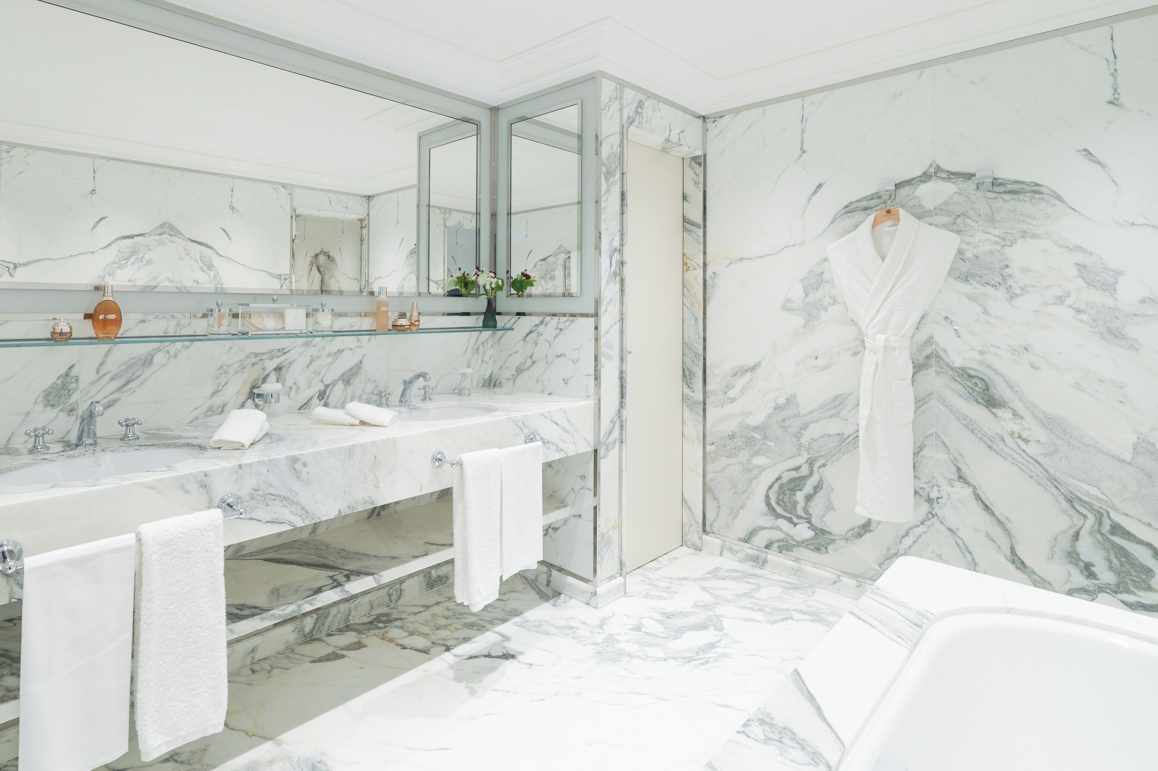 Suite Eden | Bathroom | Separate tub and shower, rainfall showerhead, designer toiletries