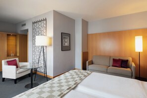 Quarto premium, 1 cama King e sofá-cama (Top Floor) | Roupas de cama antialérgicas, frigobar, cofres nos quartos, escrivaninha