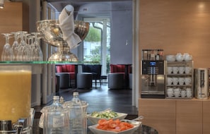 Café da manhã com buffet diário (EUR 22 por pessoa)