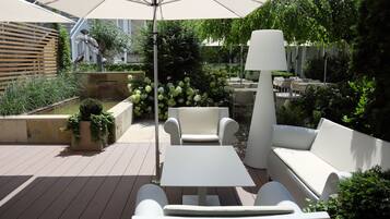 Der serveres morgenmad, aftensmad og lokale retter med udsigt til haven