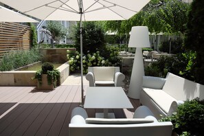 Frokost og middag serveres, lokale retter, utsikt mot hagen 