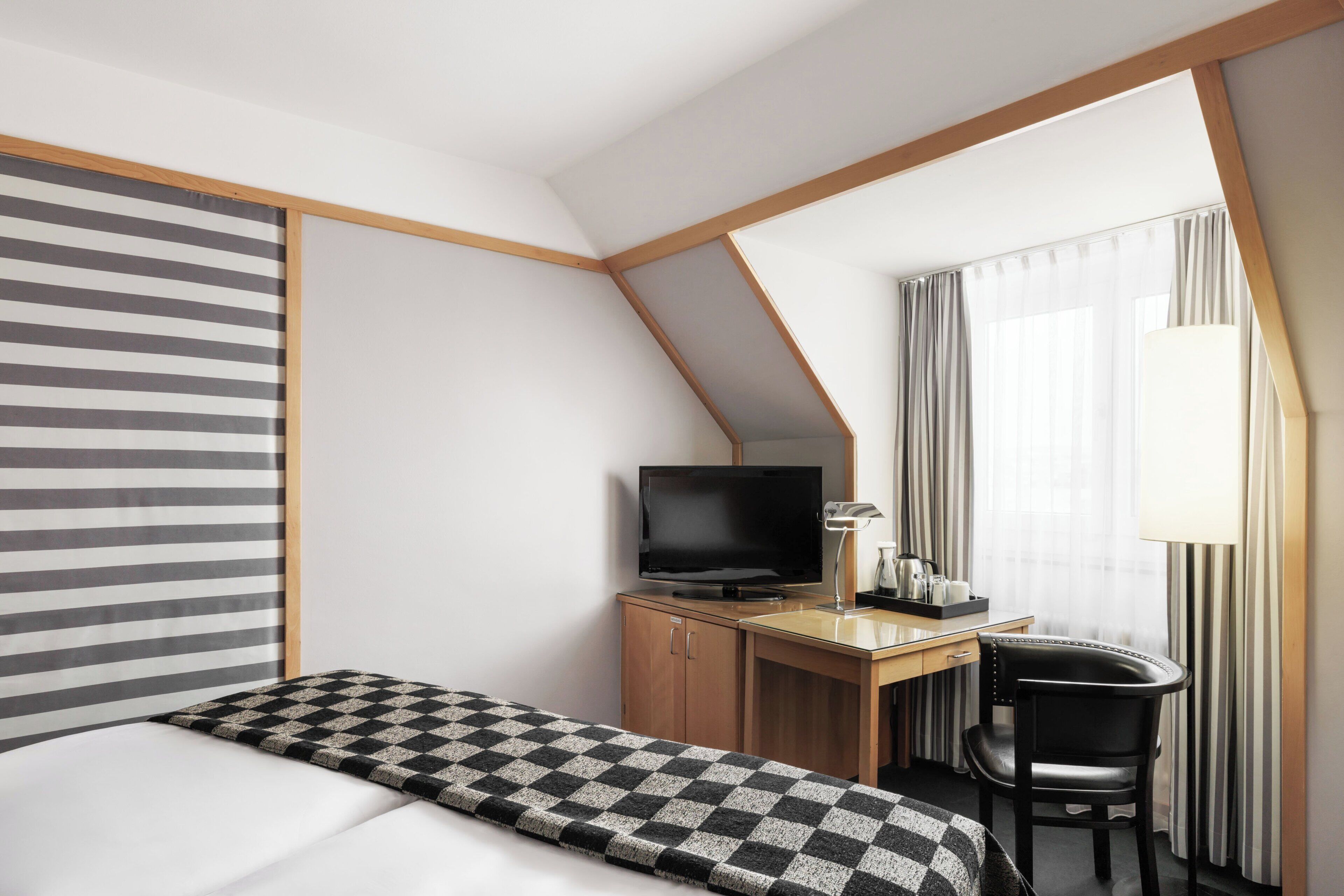Quarto standard, 1 cama King, vista para a cidade (Top Floor) | Roupas de cama antialérgicas, frigobar, cofres nos quartos, escrivaninha