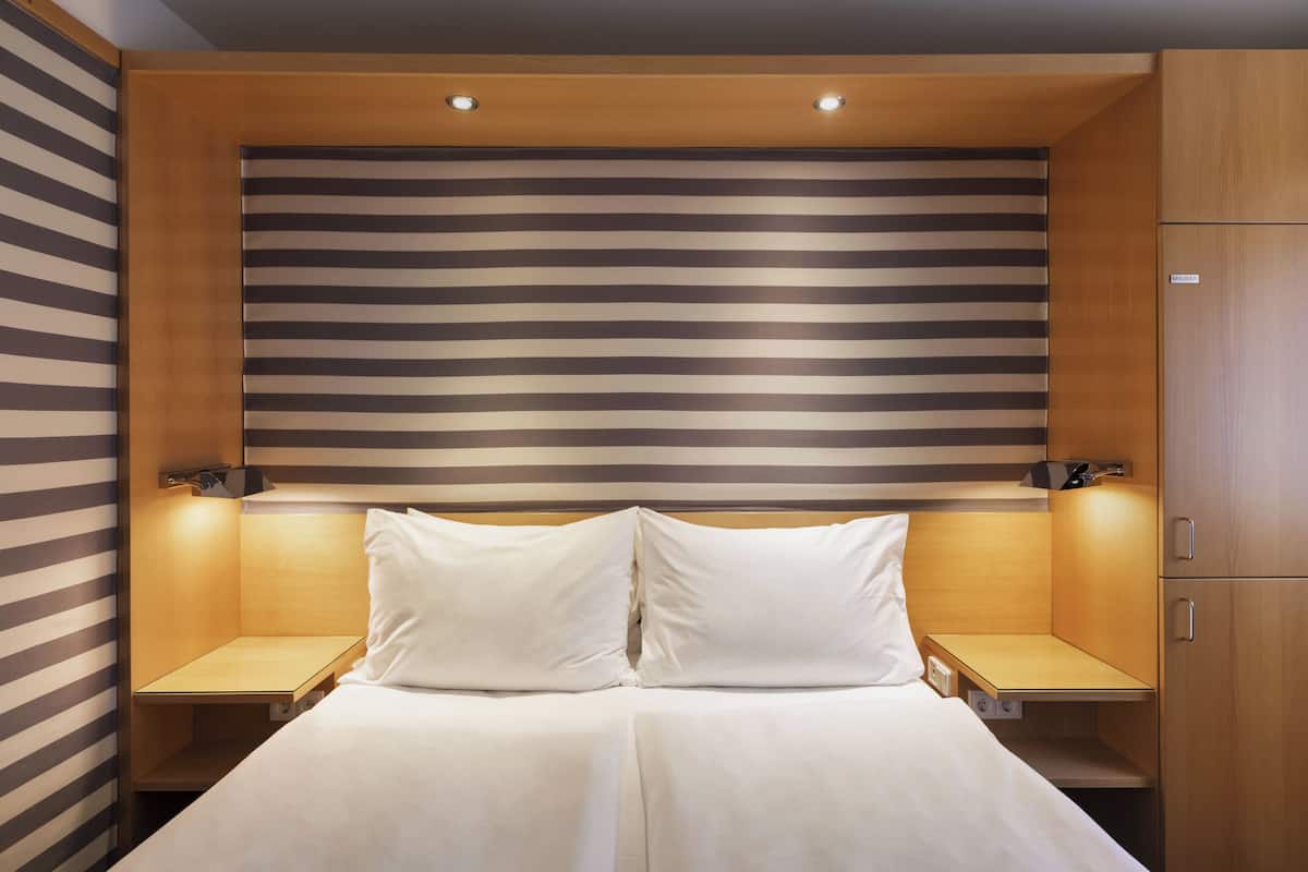 Roupas de cama antialérgicas, frigobar, cofres nos quartos, escrivaninha