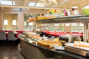 Café da manhã com buffet todos os dias mediante uma taxa