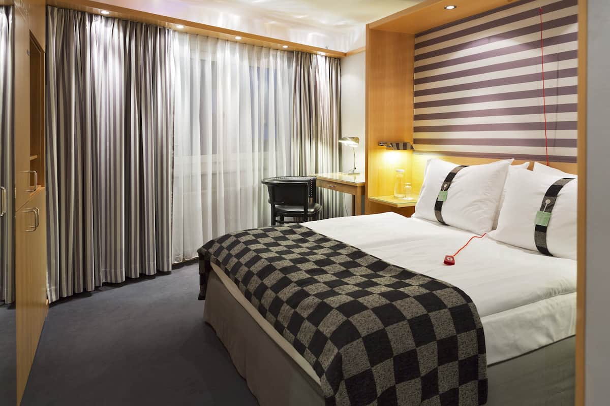 Room, 1 Queen Bed, Accessible, Courtyard View | Hypo-allergenic bedding, minibar, in-room safe, desk