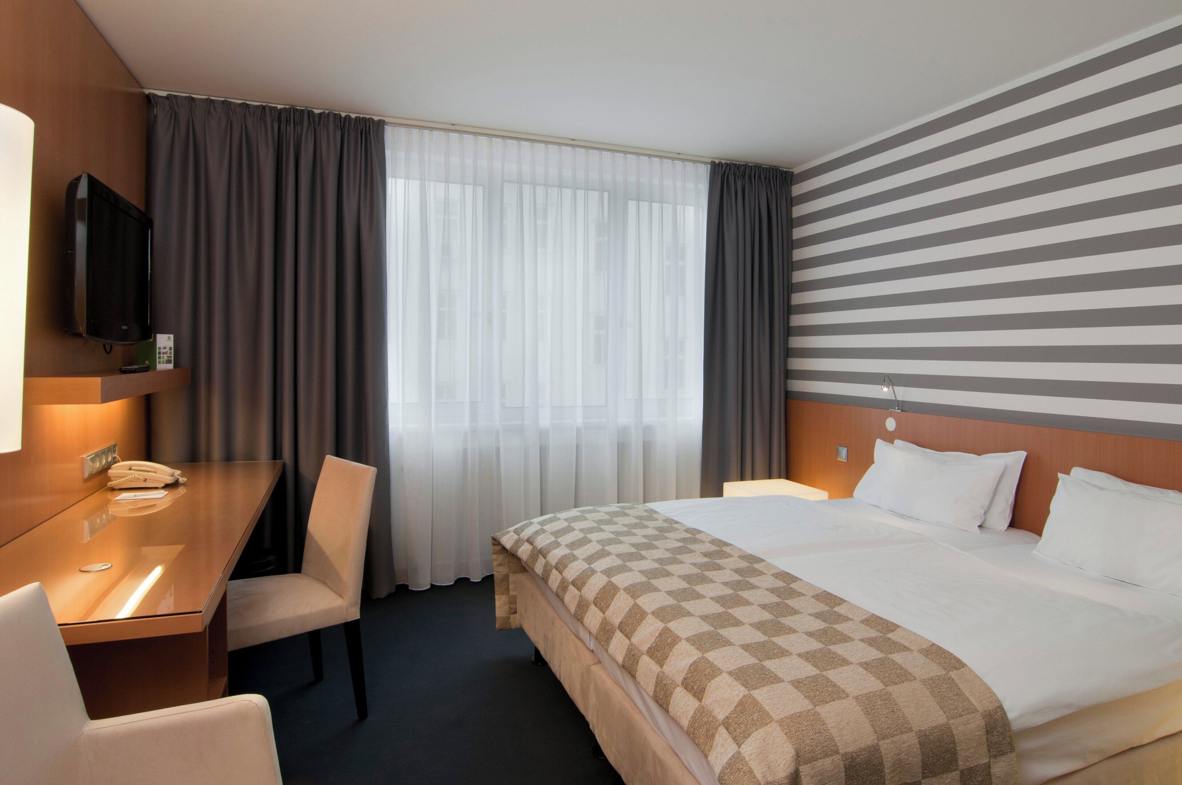 Standard Room, 1 King Bed, Garden View | Hypo-allergenic bedding, minibar, in-room safe, desk