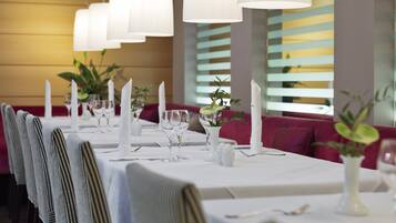 Frühstück, Abendessen, lokale Küche, Blick auf den Garten