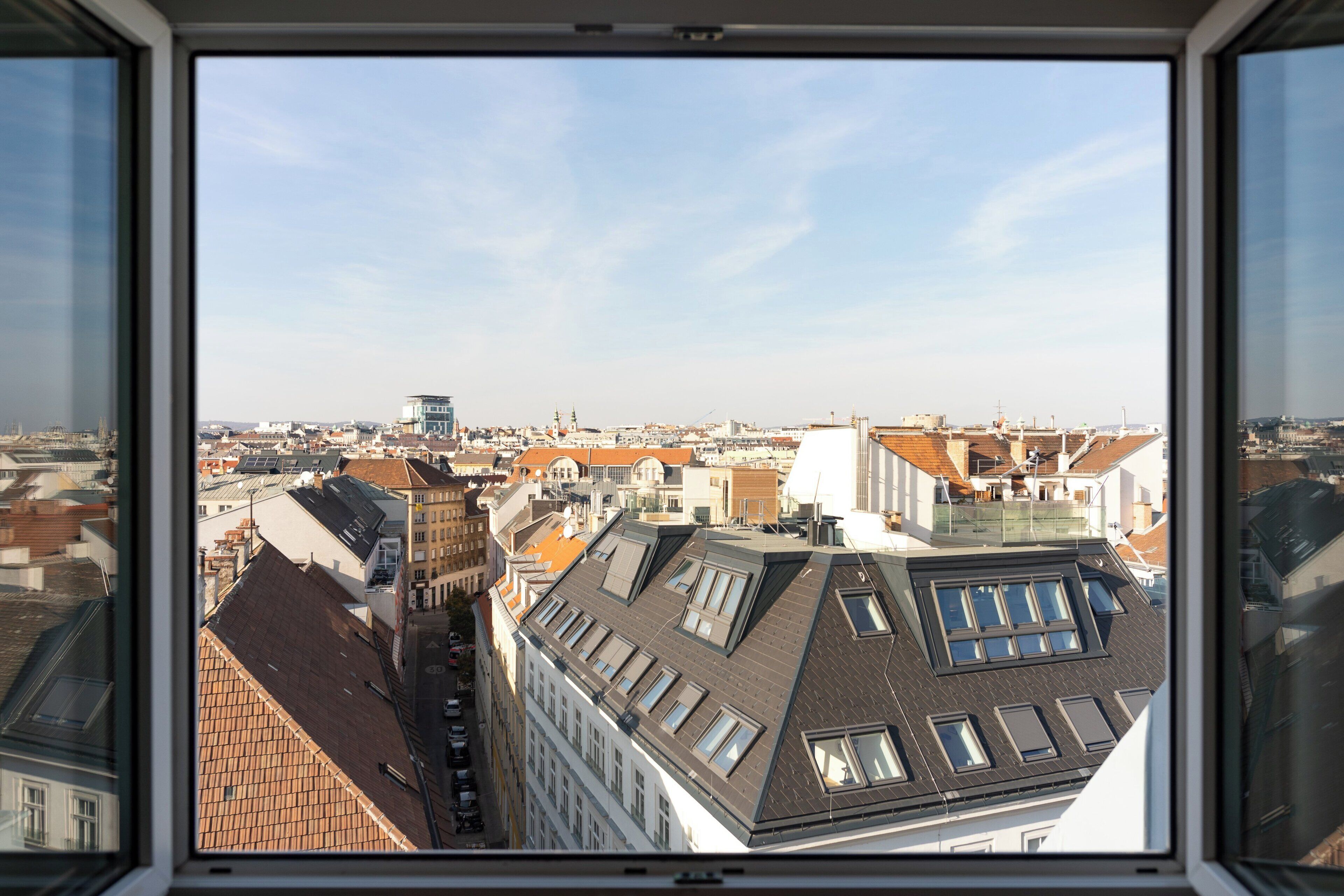 Standard Room, 1 King Bed, City View (Top Floor) | Hypo-allergenic bedding, minibar, in-room safe, desk