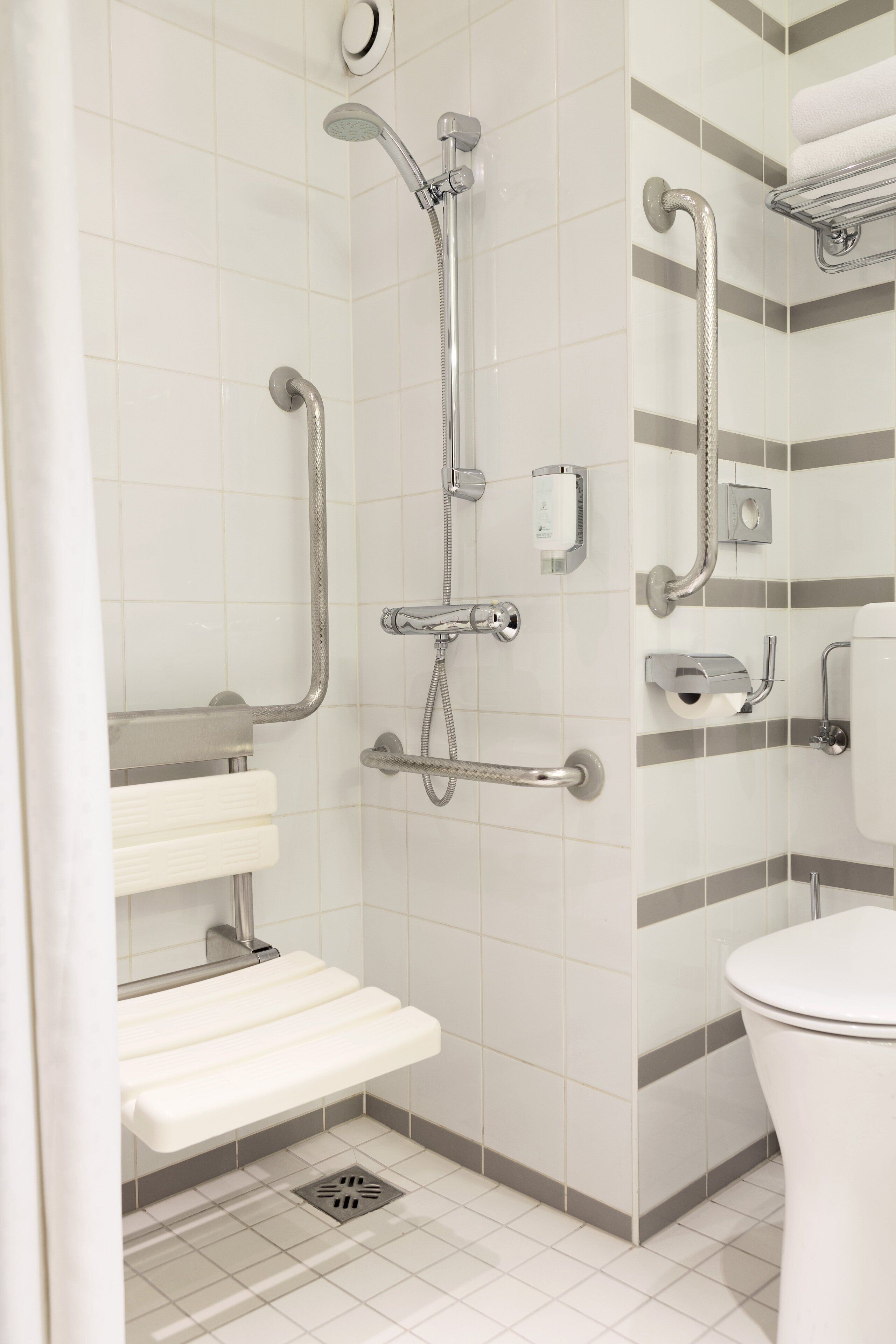 Room, 1 Queen Bed, Accessible, Courtyard View | Hypo-allergenic bedding, minibar, in-room safe, desk