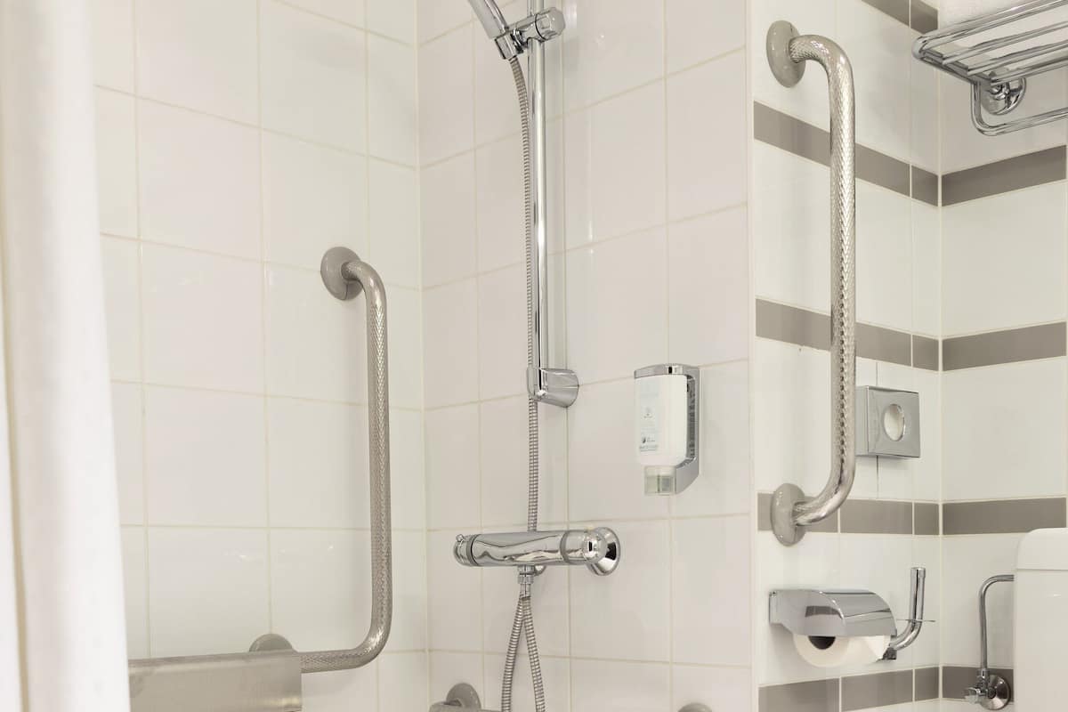 Quarto, 1 cama Queen, acessível, vista para o pátio | Roupas de cama antialérgicas, frigobar, cofres nos quartos, escrivaninha