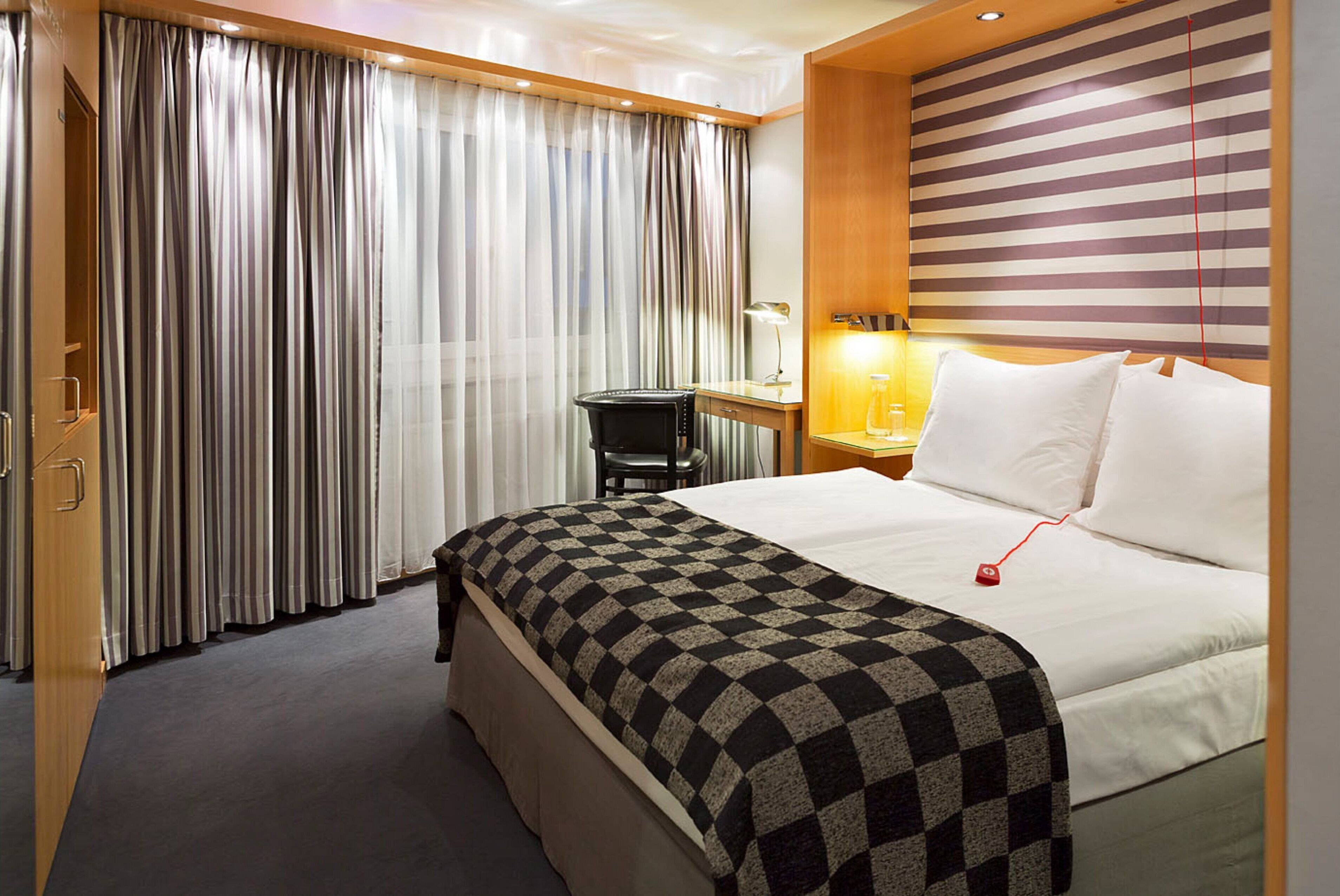 Zimmer, 1 Queen-Bett, barrierefrei, Blick auf den Innenhof | Allergikerbettwaren, Minibar, Zimmersafe, Schreibtisch