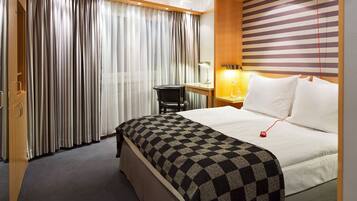 Zimmer, 1 Queen-Bett, barrierefrei, Blick auf den Innenhof | Allergikerbettwaren, Minibar, Zimmersafe, Schreibtisch