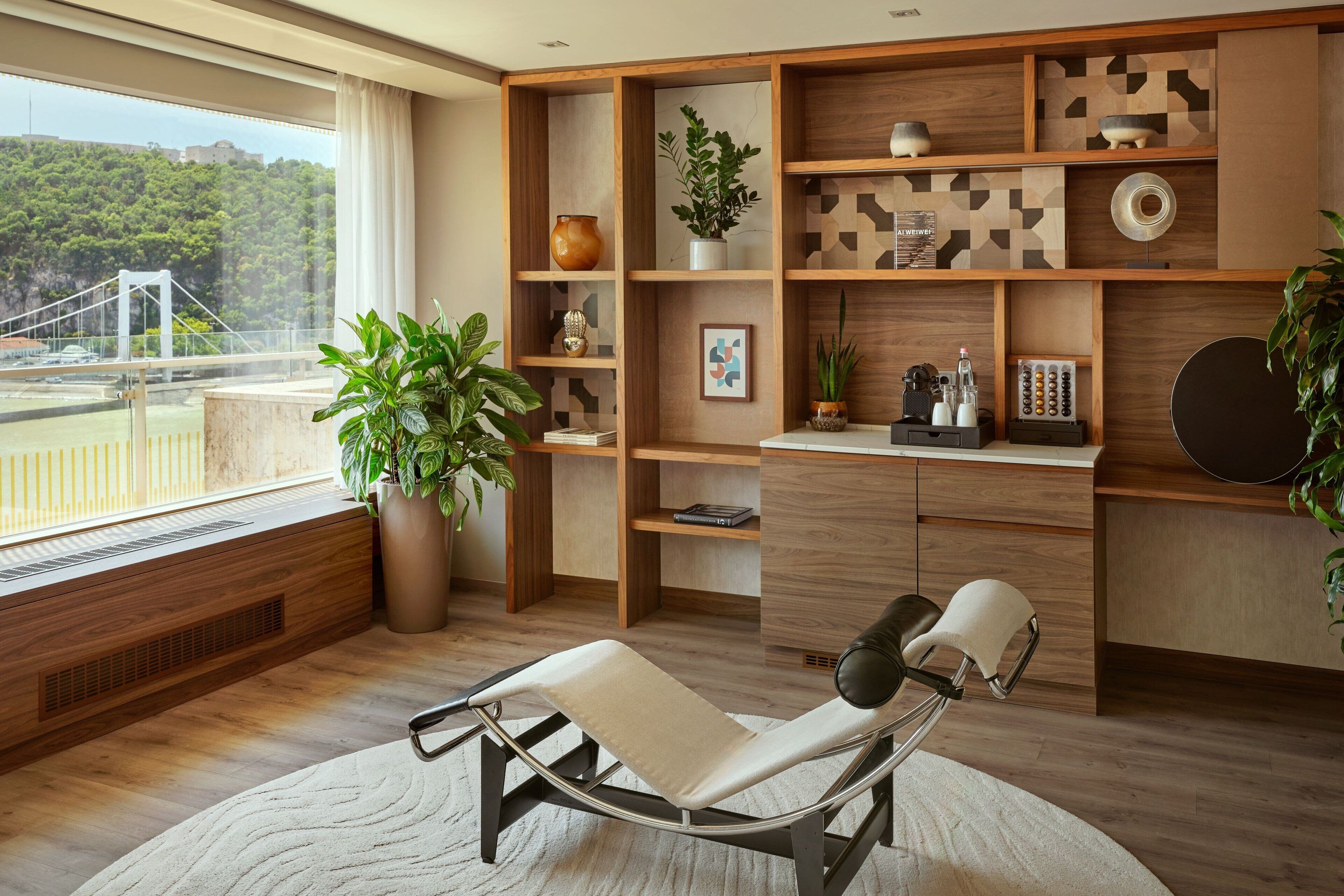 En 81-centimeters LCD-TV med kabel-kanaler samt TV