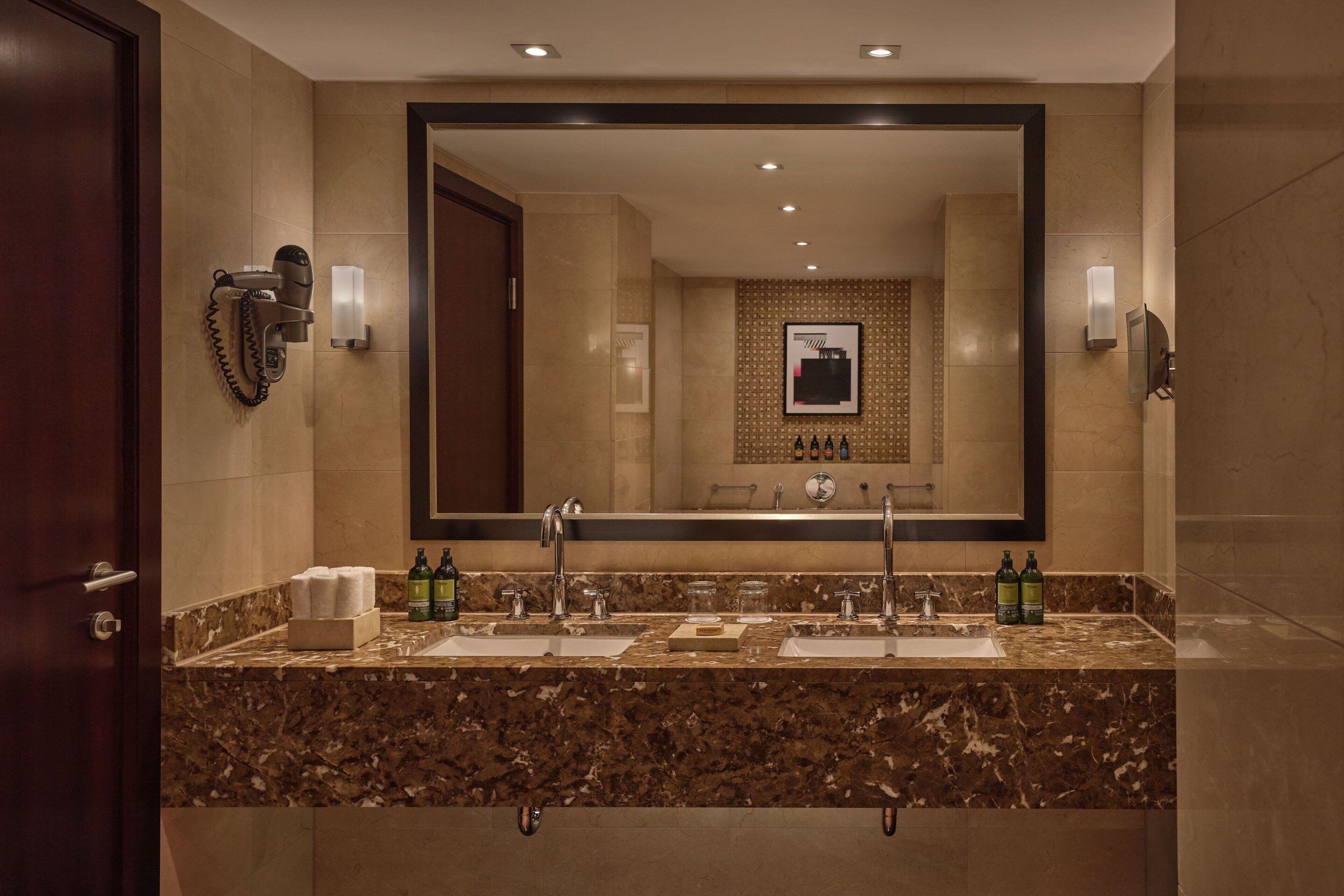 combined shower/bathtub, rainfall showerhead, eco-friendly toiletries