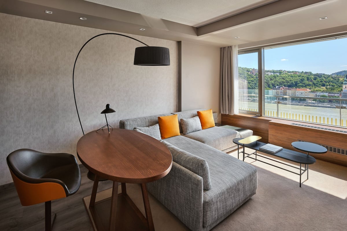 Junior Suite, 1 Bedroom, Non Smoking | Living room | 81-cm LCD TV with cable channels, TV