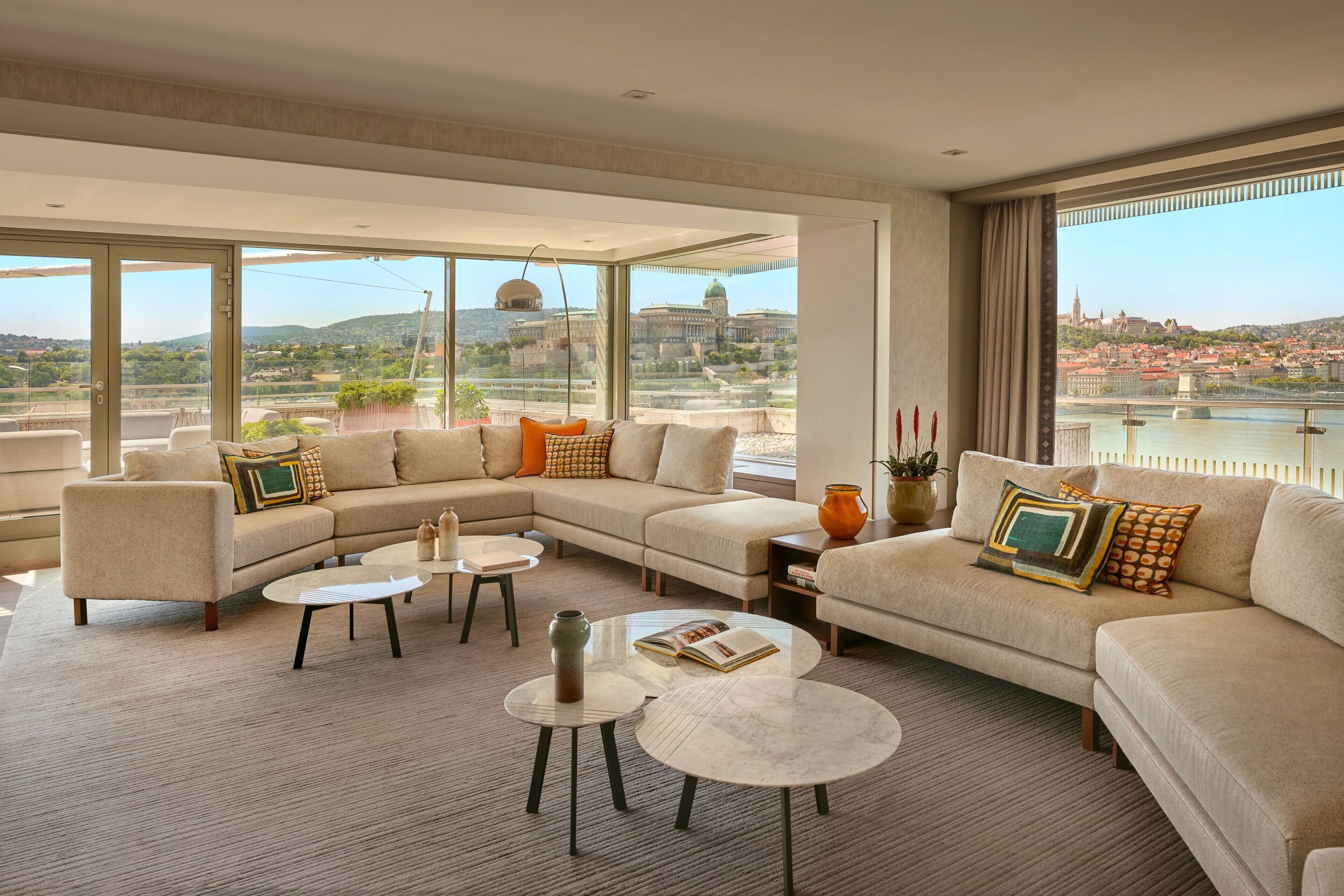 Een 81-cm lcd-televisie met kabelzenders en een televisie