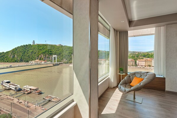 Junior Suite, 1 Bedroom | Premium bedding, pillow-top beds, minibar, in-room safe - Budapest Marriott Hotel (Budapest)