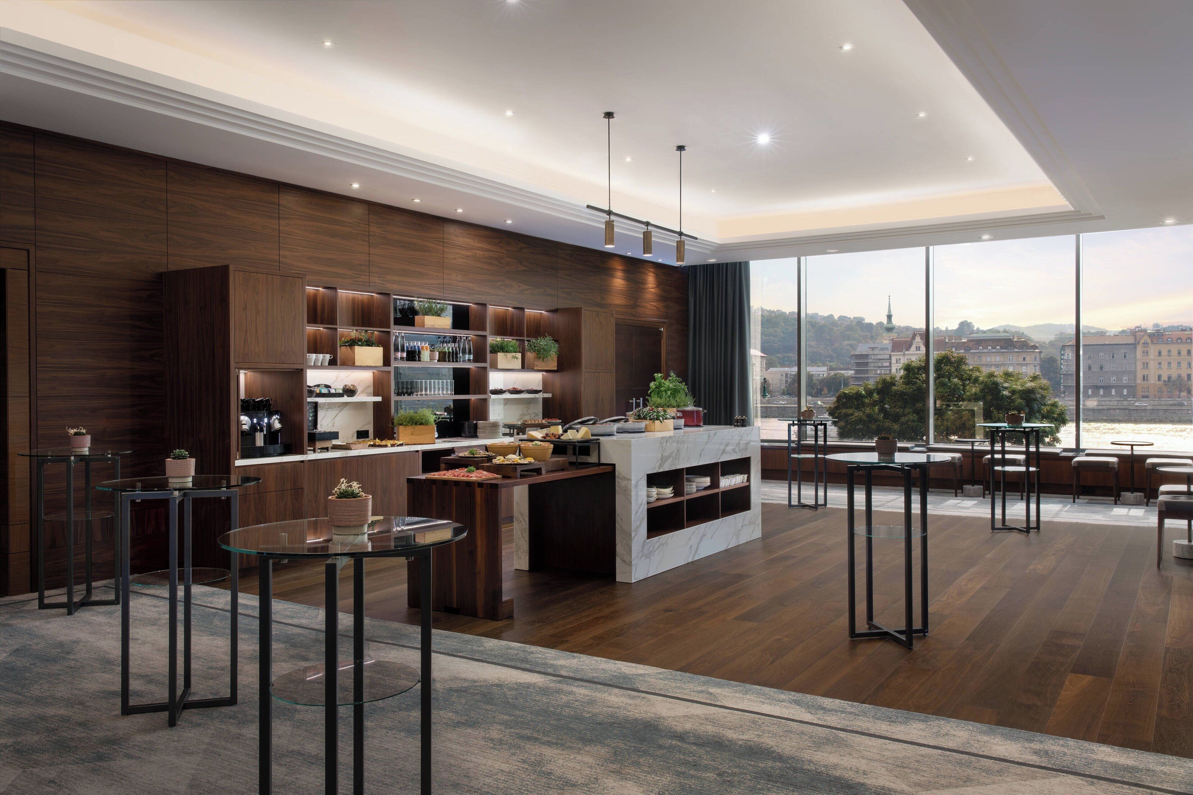 Una cocina moderna con una isla de mármol, armarios de madera y vistas a la ciudad.