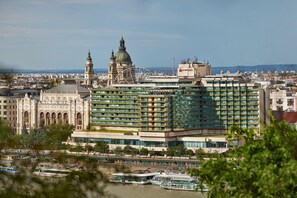 A large hotel with multiple floors, a prominent dome, and a Ferris wheel in the background. - Budapest Marriott Hotel (Budapest)