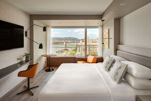 Suite Eksekutif, 1 Tempat Tidur King, pemandangan sungai | Seprai premium, bantalan ekstra lembut, minibar, dan brankas