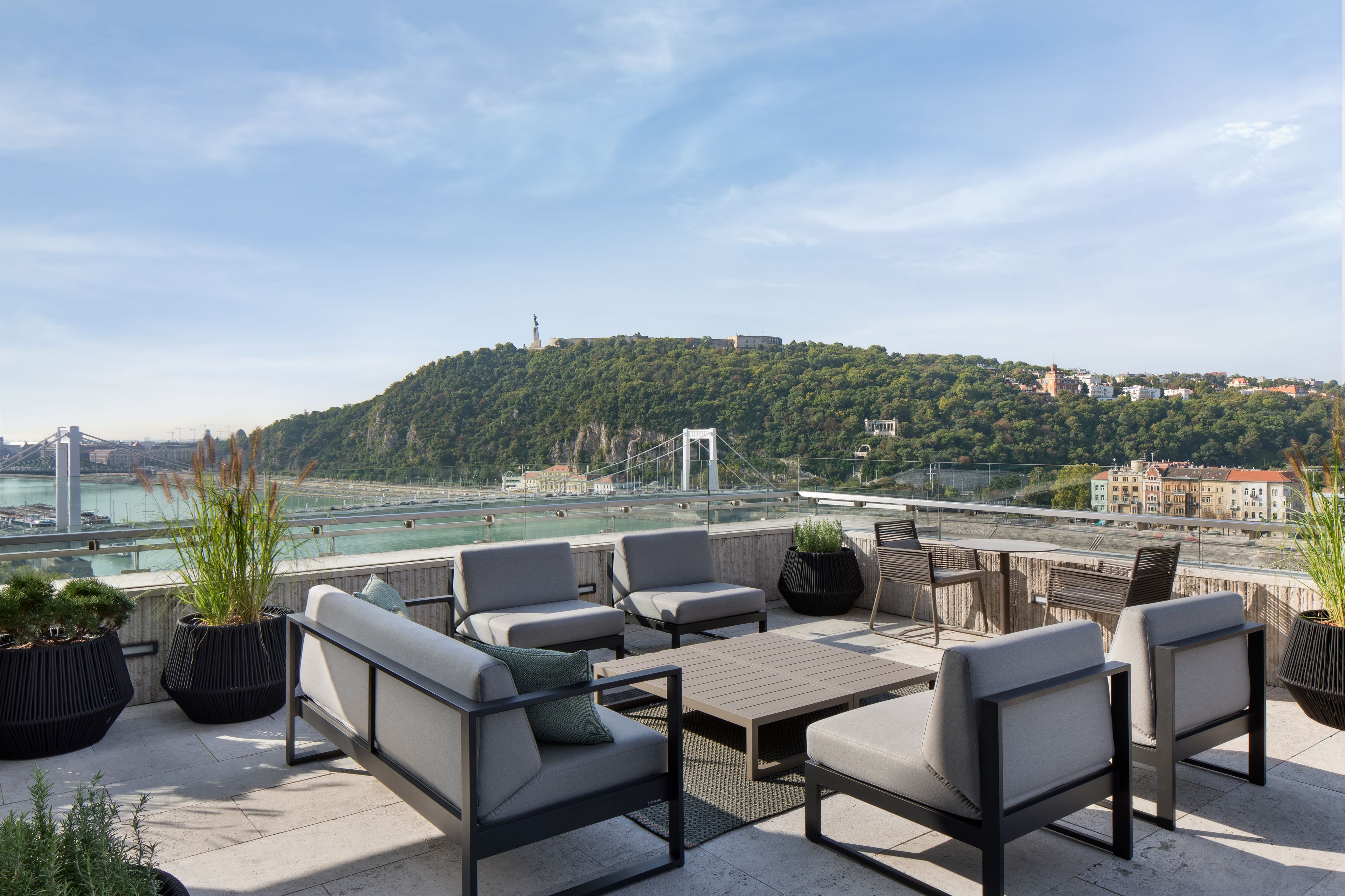 Serveert ontbijt, lunch, diner, internationale gerechten 