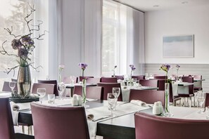 Breakfast, lunch, dinner served; Regional cuisine  - IntercityHotel Rostock (Rostock)