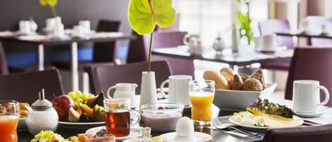 Petit déjeuner buffet (19 EUR par personne)