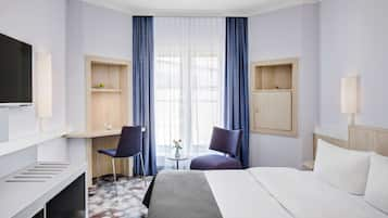 Standard Room, 1 Queen Bed | 1 bedroom, hypo-allergenic bedding, in-room safe, desk