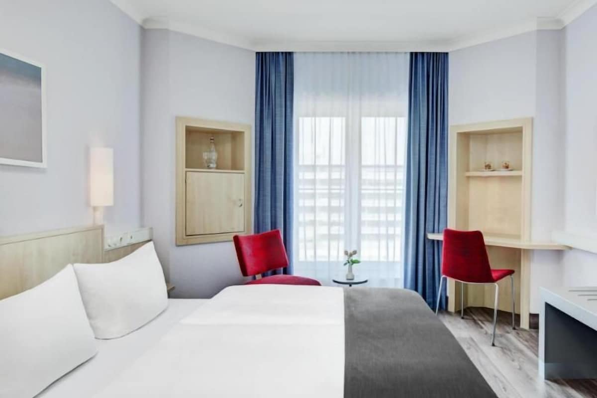 1 bedroom, hypo-allergenic bedding available, in-room safe, desk