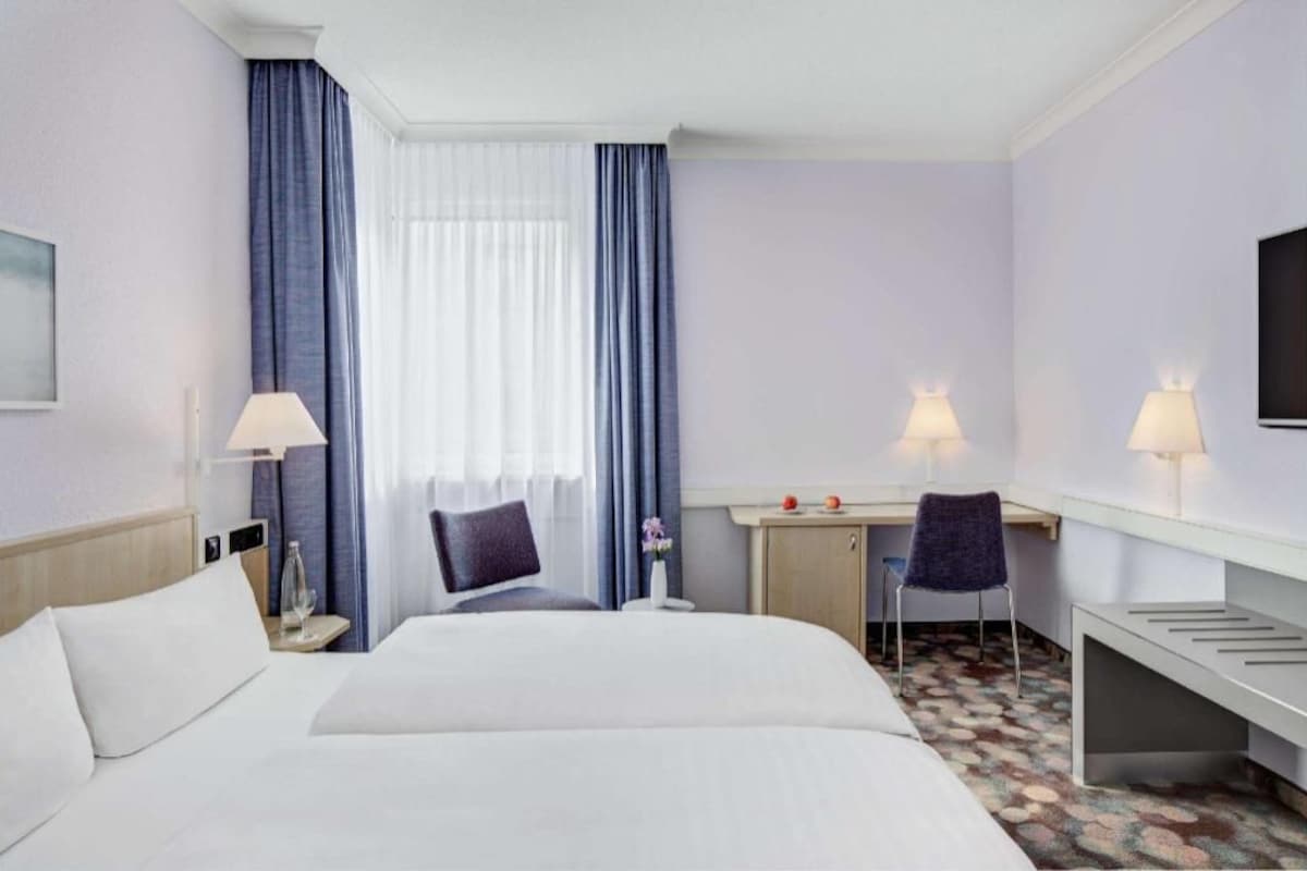 1 bedroom, hypo-allergenic bedding available, in-room safe, desk