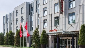 A modern InterCity Hotel with a symmetrical facade, large windows, and a prominent entrance with glass doors. - IntercityHotel Rostock (Rostock)