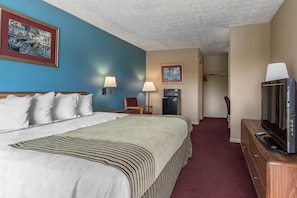 Standard Room, 1 King Bed, Non Smoking | In-room safe, desk, rollaway beds, free WiFi