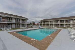 Seasonal outdoor pool - Rodeway Inn Jackson Northwest (Jackson)