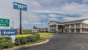 A motel with a sign indicating the name 'Rodeway Inn' and an 'Enter' sign. - Rodeway Inn Jackson Northwest (Jackson)
