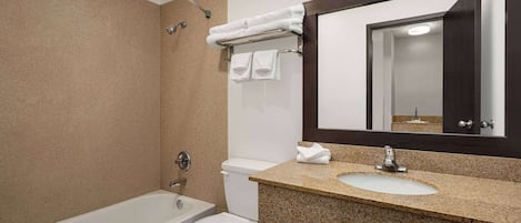 Un baño con bañera, inodoro y lavabo.