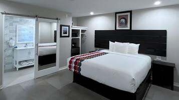 Literie de qualité supérieure, bureau, fer et planche à repasser