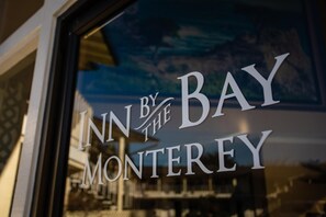Une enseigne d’hôtel avec l’inscription « INN BY THE BAY MONTEREY ».