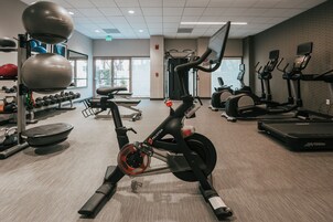 Ett gym med konditionsmaskiner, styrketräningsmaskiner och fria vikter.