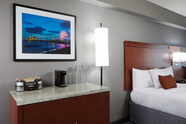 Premium bedding, down duvets, pillow-top beds, in-room safe - Courtyard by Marriott Los Angeles LAX/Century Boulevard (Los Angeles)