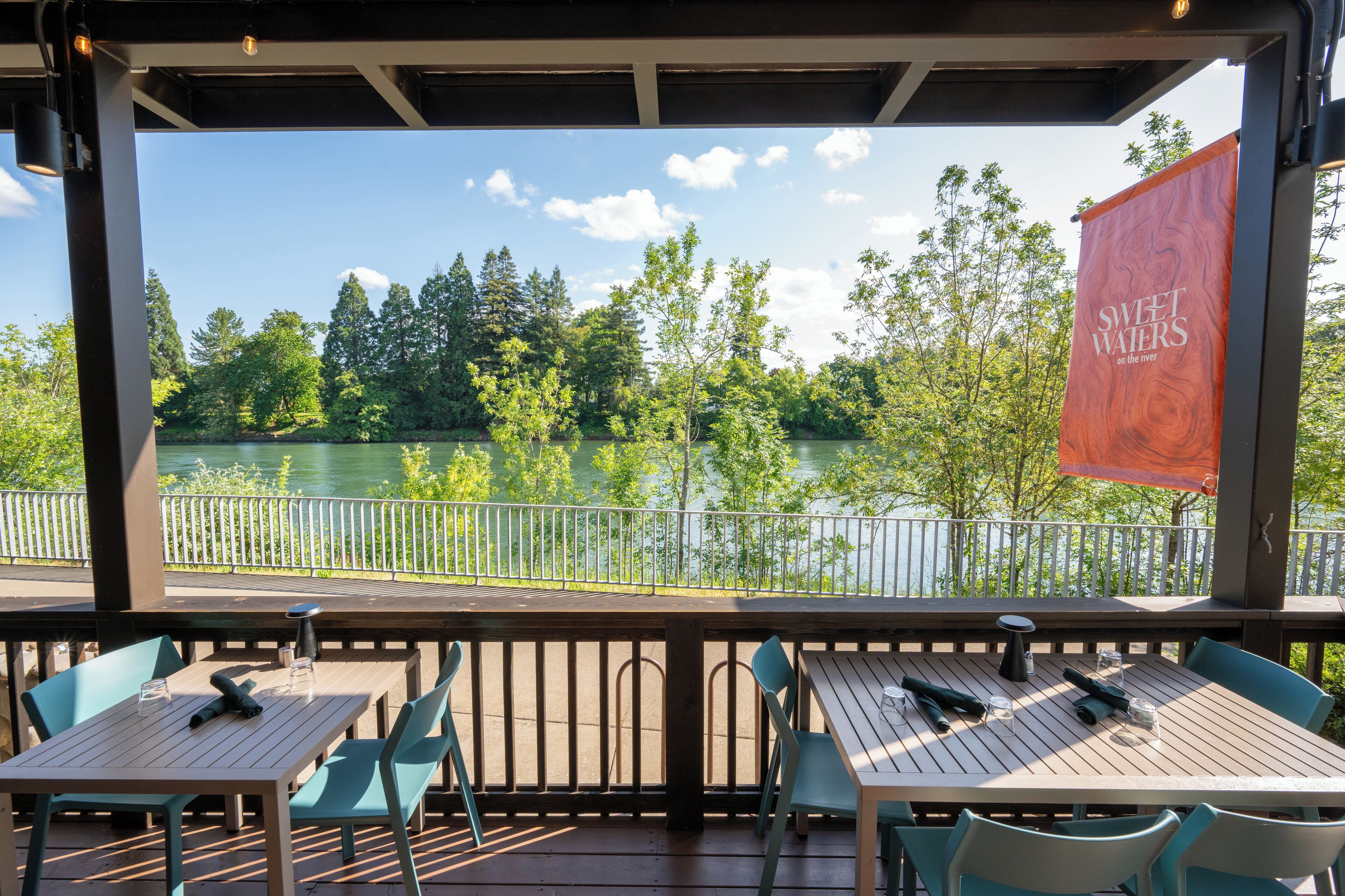 供应晚餐，美洲菜，室外就餐