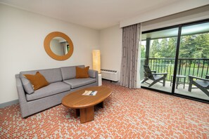 Room, 1 Katil Raja (King), River View | Peralatan tempat tidur premium, peti besi dalam bilik, meja 