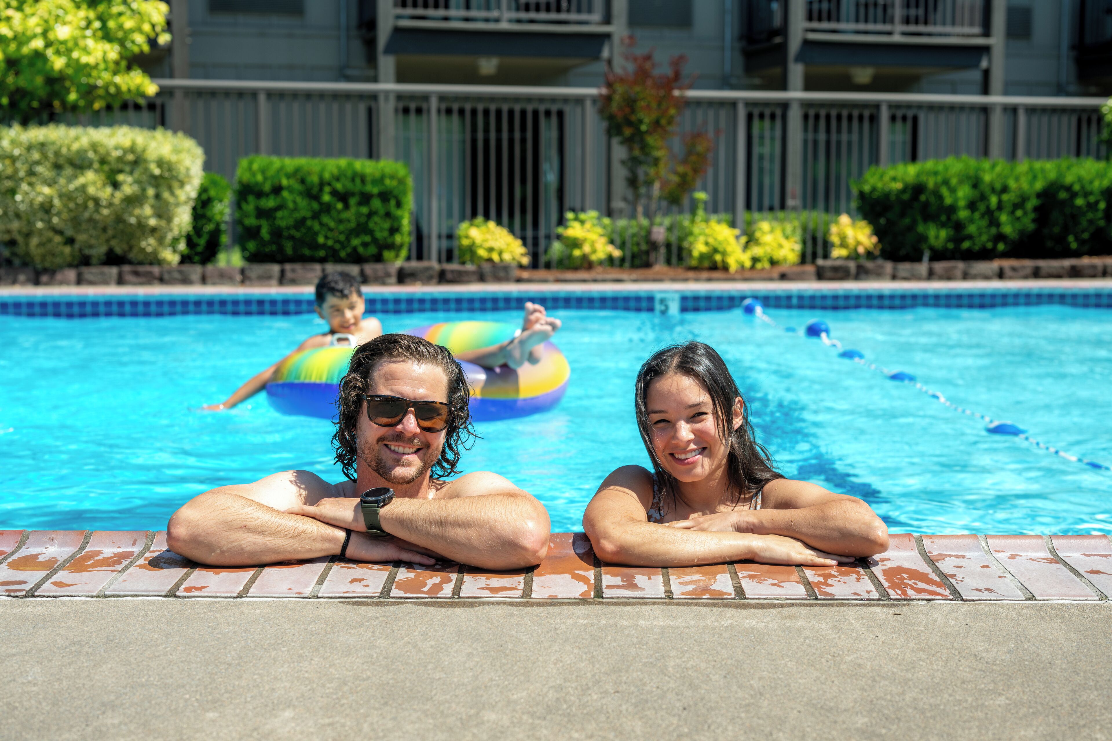 季节性开放的室外游泳池，池畔遮阳伞，日光浴躺椅