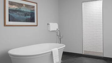 Suite (Casanova) | Baño | Amenidades de baño de diseñador, secadora de cabello, toallas, jabón