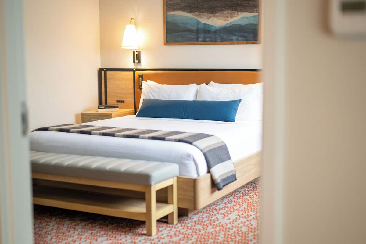 Roupas de cama premium, cofres nos quartos, escrivaninha