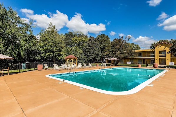 Una piscina al aire libre de temporada