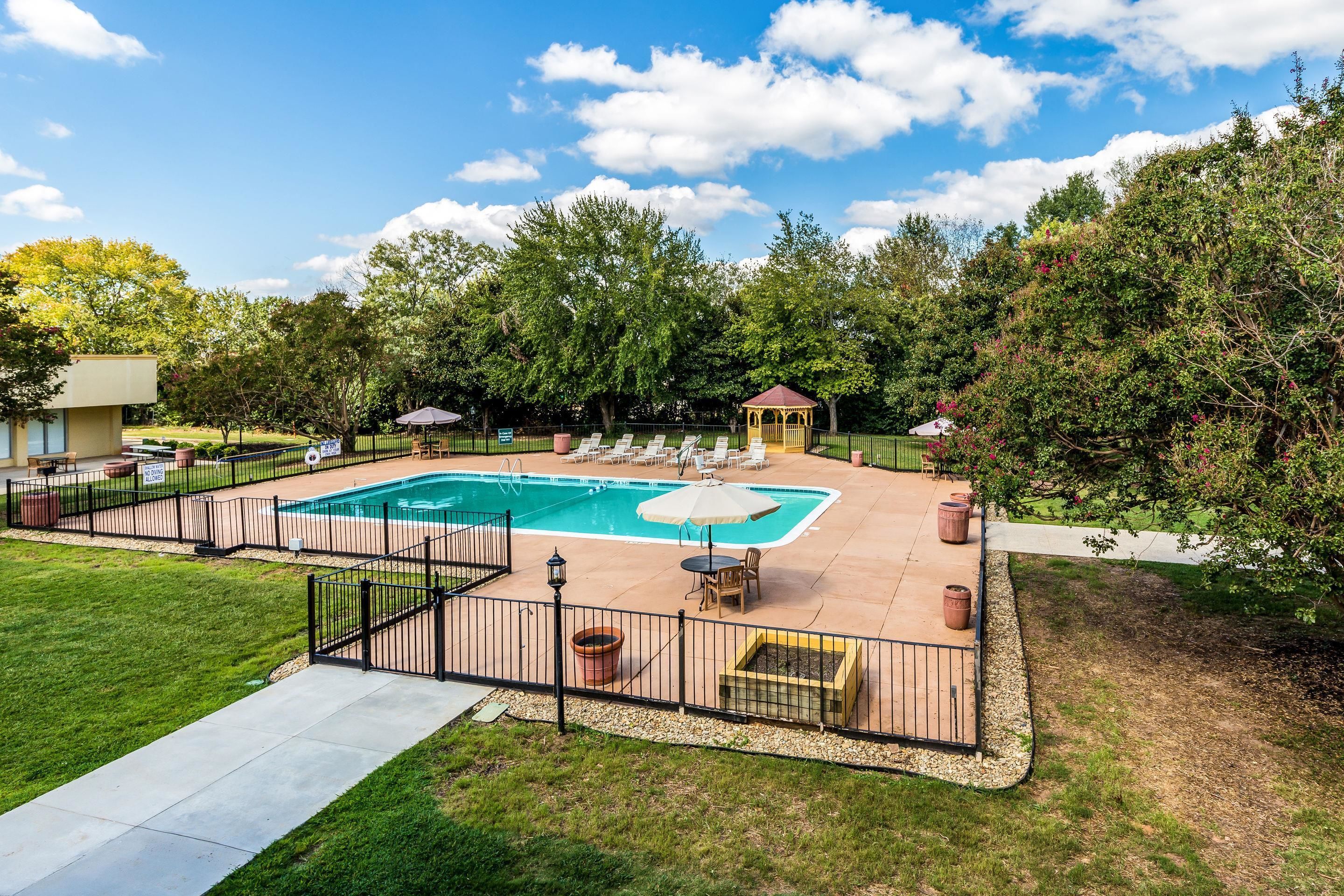 En säsongsöppen utomhuspool