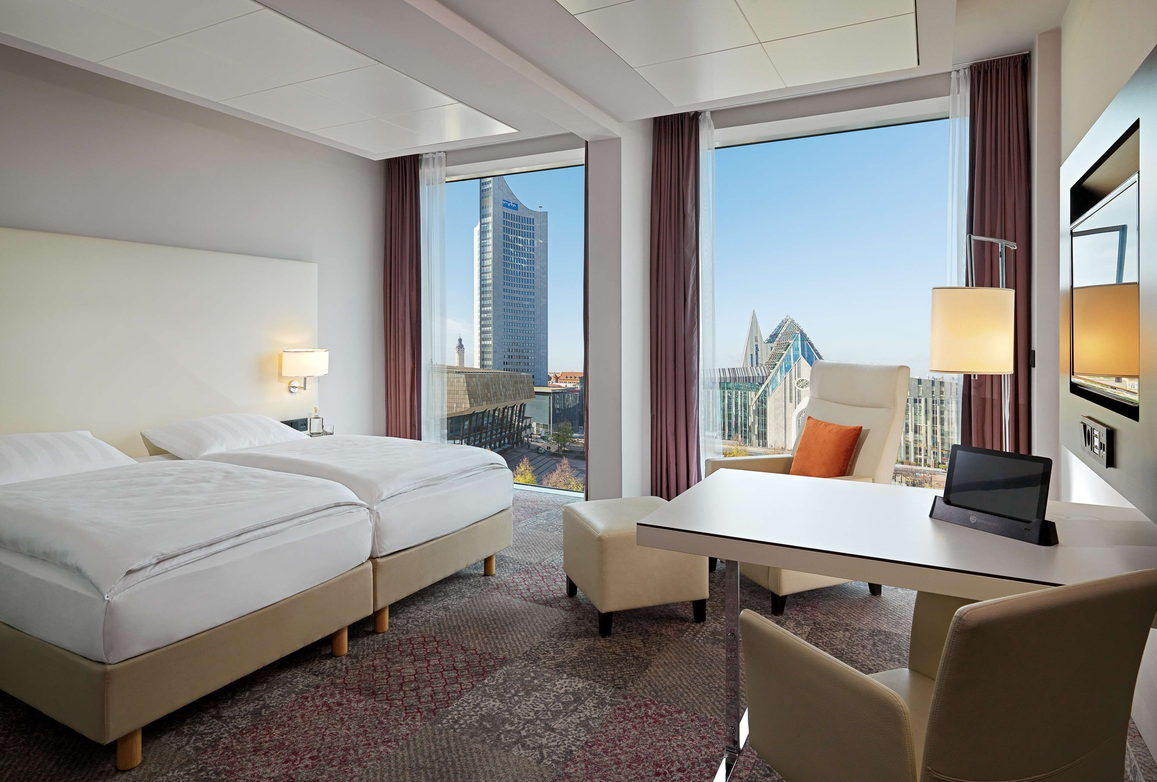 Premium Zimmer - obere Etagen mit Blick auf Augustusplatz | Zimmersafe, Schreibtisch, laptopgeeigneter Arbeitsplatz